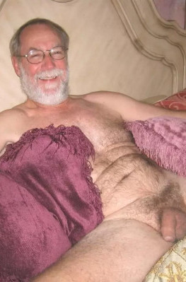 Позирует реальный голый дедушка