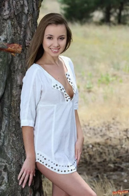 Голенькая девка раздвигает промежность на дереве