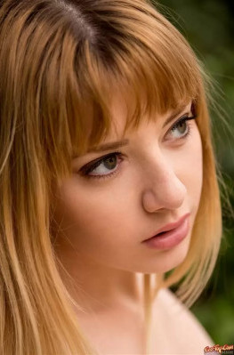 Сняв трусики девушка показала письку сидя у дома