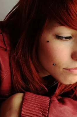 Яркая девчонка разделась наедине