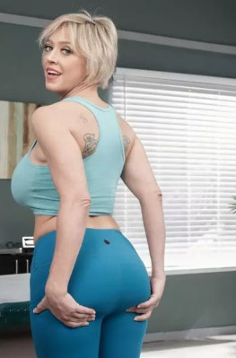 Зрелая тетка в лосинах разделась в массажном салоне