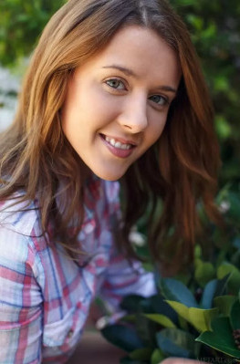 Симпотная шатенка показала голое тело в деревне