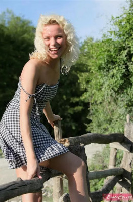 Провинциальная эротика от худой блондинки в поле