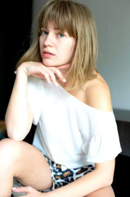 Голая девица с очень маленькими сисями