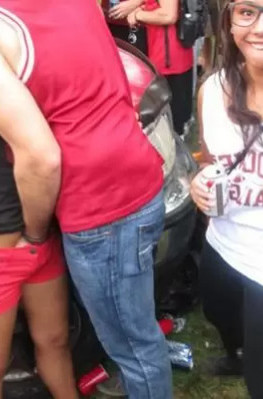Пьяных девушек лапают между ног