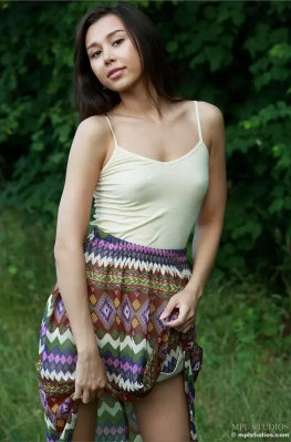 Красотка с голой попкой в лесу