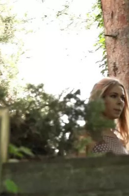 Захотела поссать и присела под кустик пустив тугую громкую струю